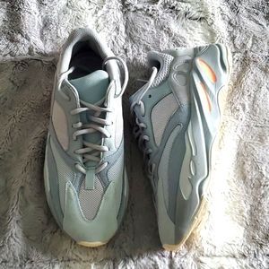 YEEZY BOOST 700